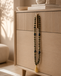 Décoration ambre suspendue à une poignée de porte avec perles et pompon doré