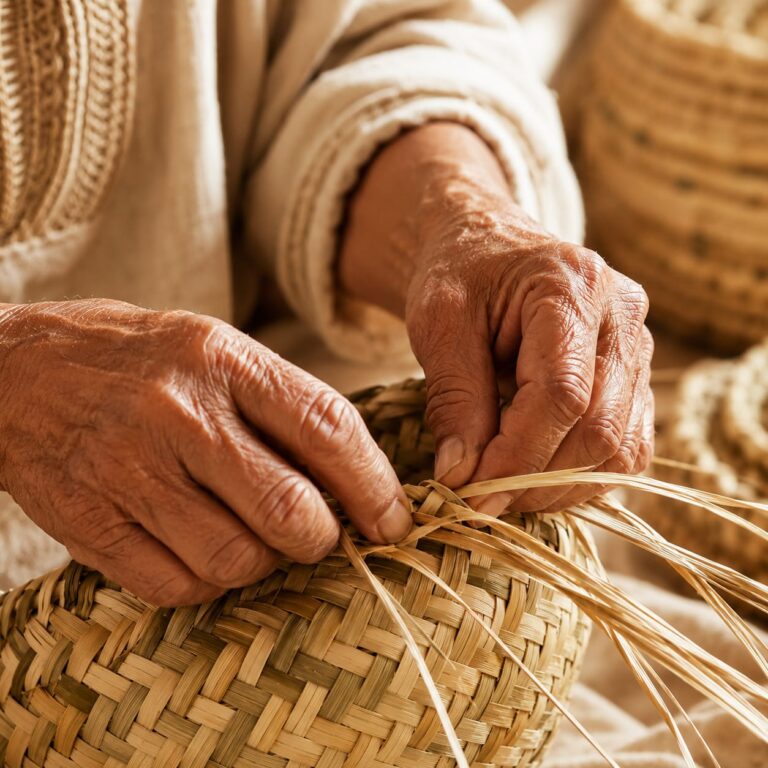 Zoom sur artisan tissant un panier en fibres de palmiers en Algérie
